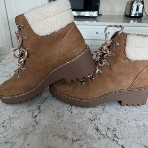 🌼Brand new! Hiking/winter boots